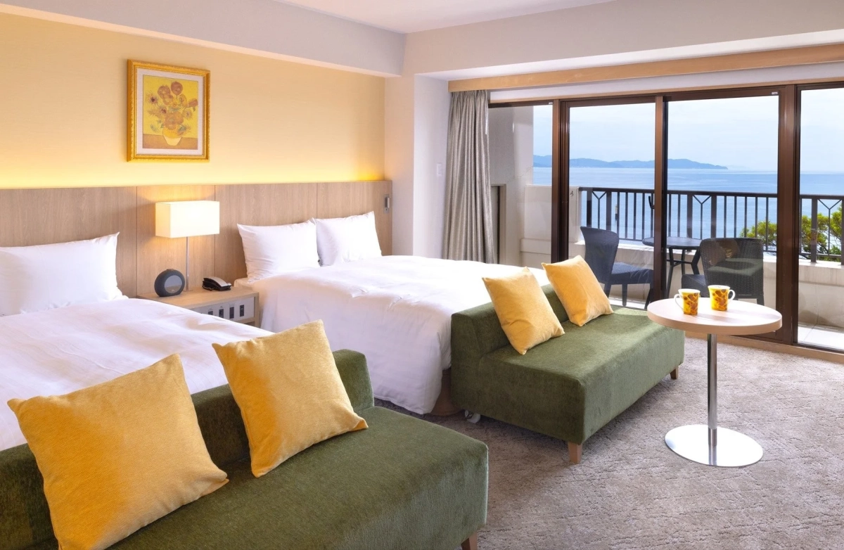ホテル,客室,ツインルーム,オーシャンビュー,海,バルコニー,ソファ,快適,リラックス,リゾート,明るい,窓,インテリア,ベッド,マグカップ,絵画
