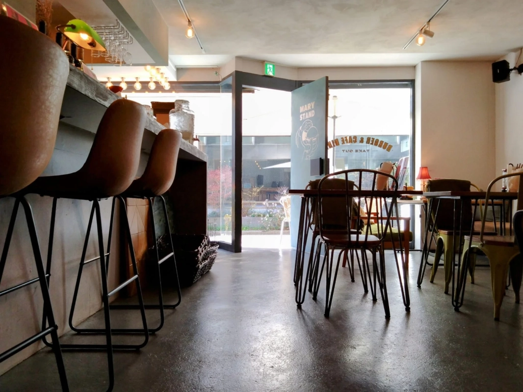 モダンなカフェの店内