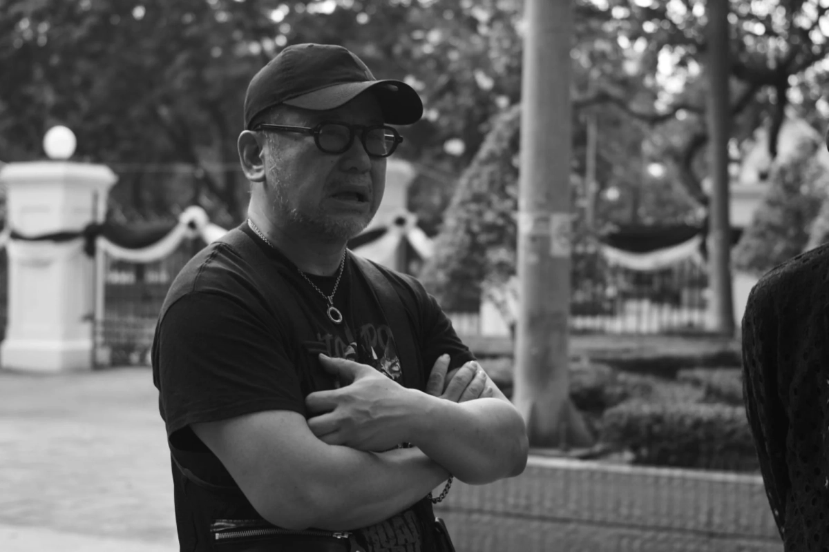 悲しげな表情で腕を組むケンドーコバヤシさん（番組内の演出）