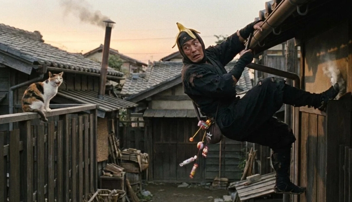 屋根からぶら下がる忍者と猫のコミカルな様子