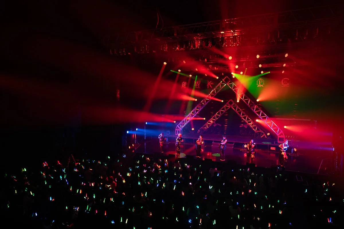 パフォーマーと色鮮やかな照明