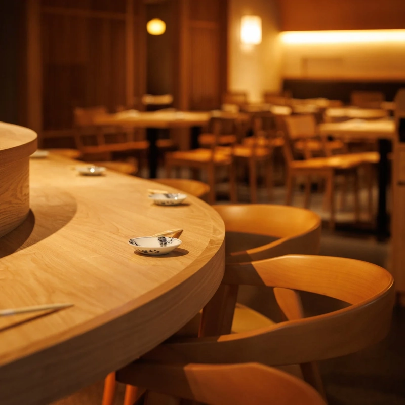 和風レストランの落ち着いた店内風景