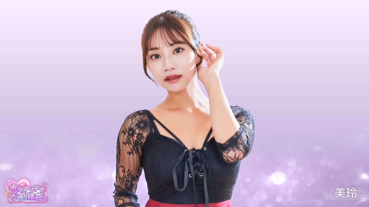 黒いレースのトップスを着た若い女性が、紫色の背景の前でポーズをとっています。