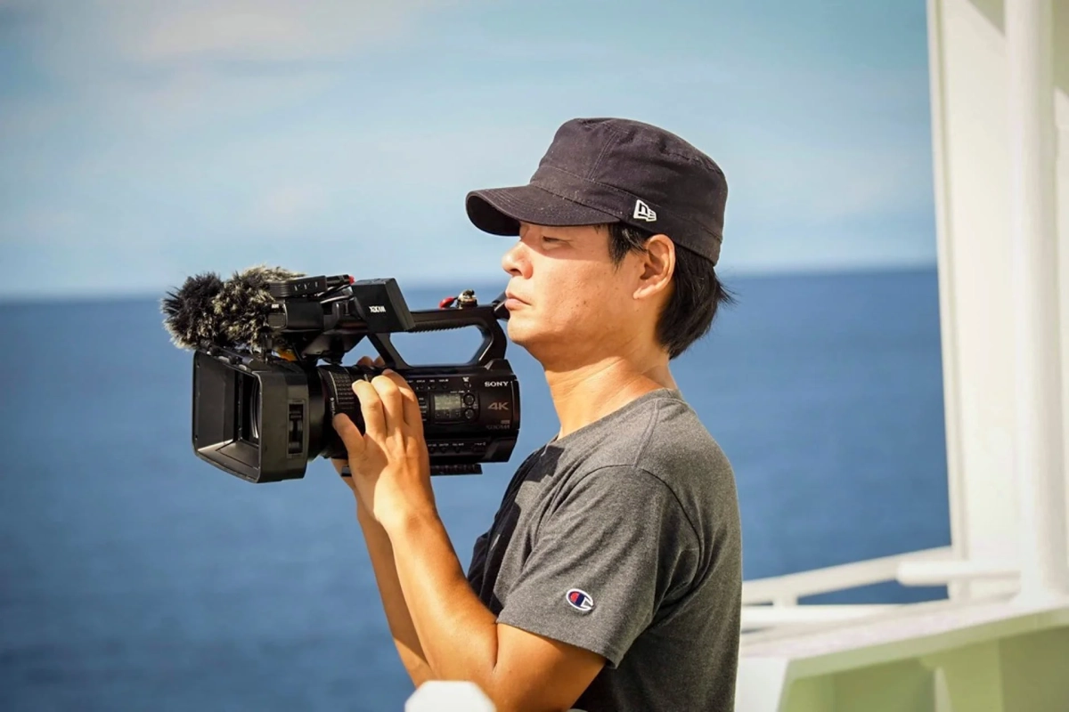 カメラを操作する男性（斎藤 崇志氏）