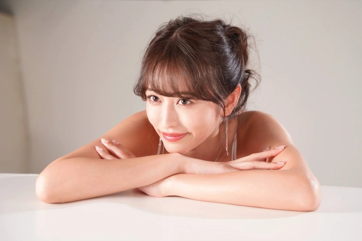 白いテーブルに腕を組んで伏せた女性のポートレート