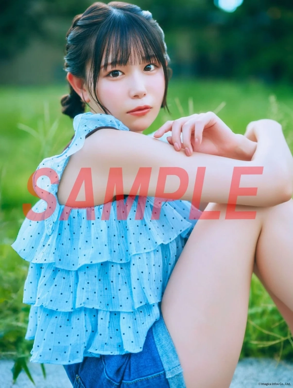 インフォスクエア特典の屋外に座る小日向美香さん