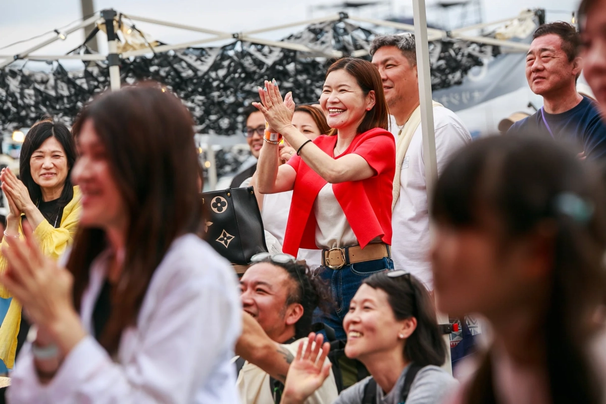 カラオケステージの観客の様子