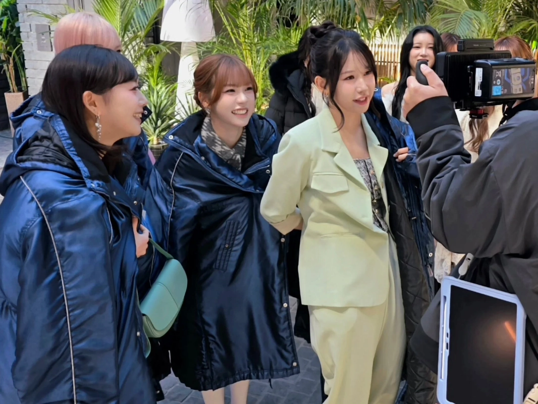 屋外で撮影に応じるME:I