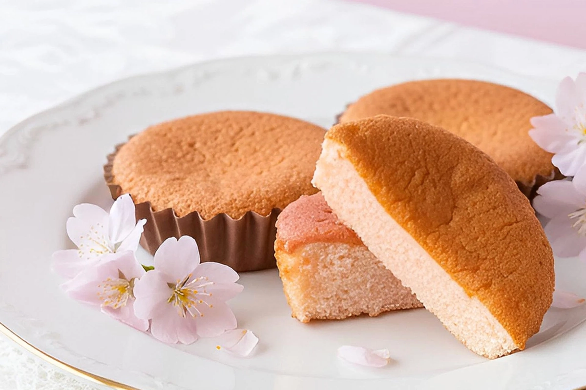 カットされた桜のケーキ