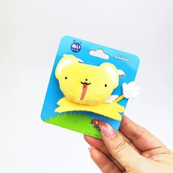 手に持たれたケロちゃんのぬいバッジ
