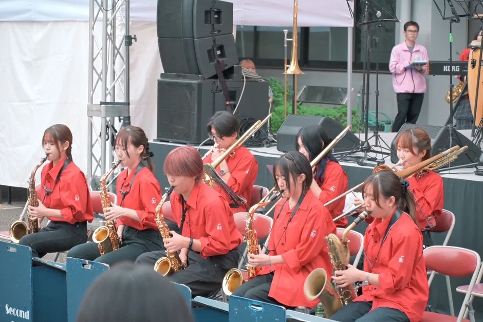 屋外ステージでブラスバンドが演奏している様子