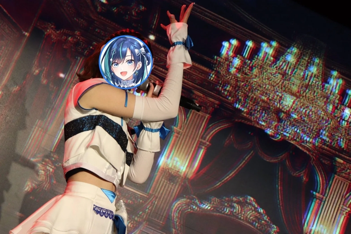 ステージで歌唱するパフォーマー