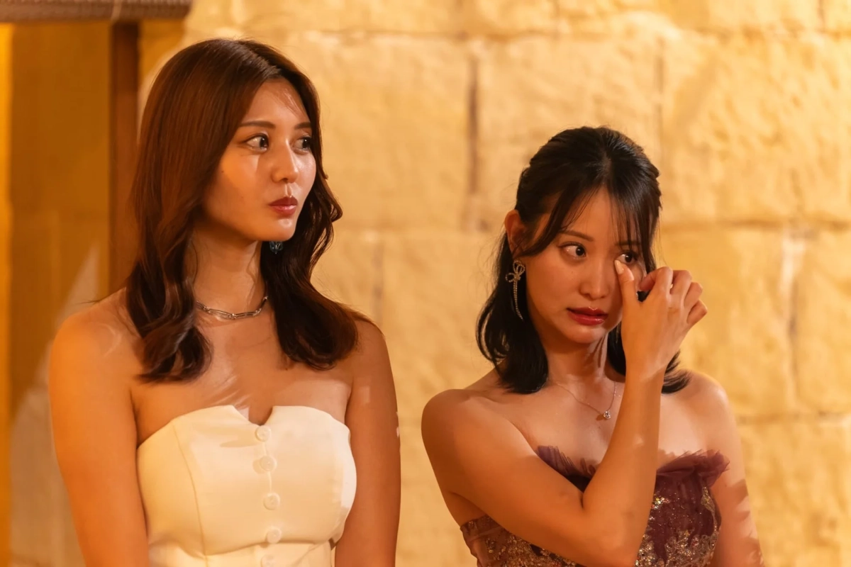 二人の女性が感情的な瞬間を捉えられた写真