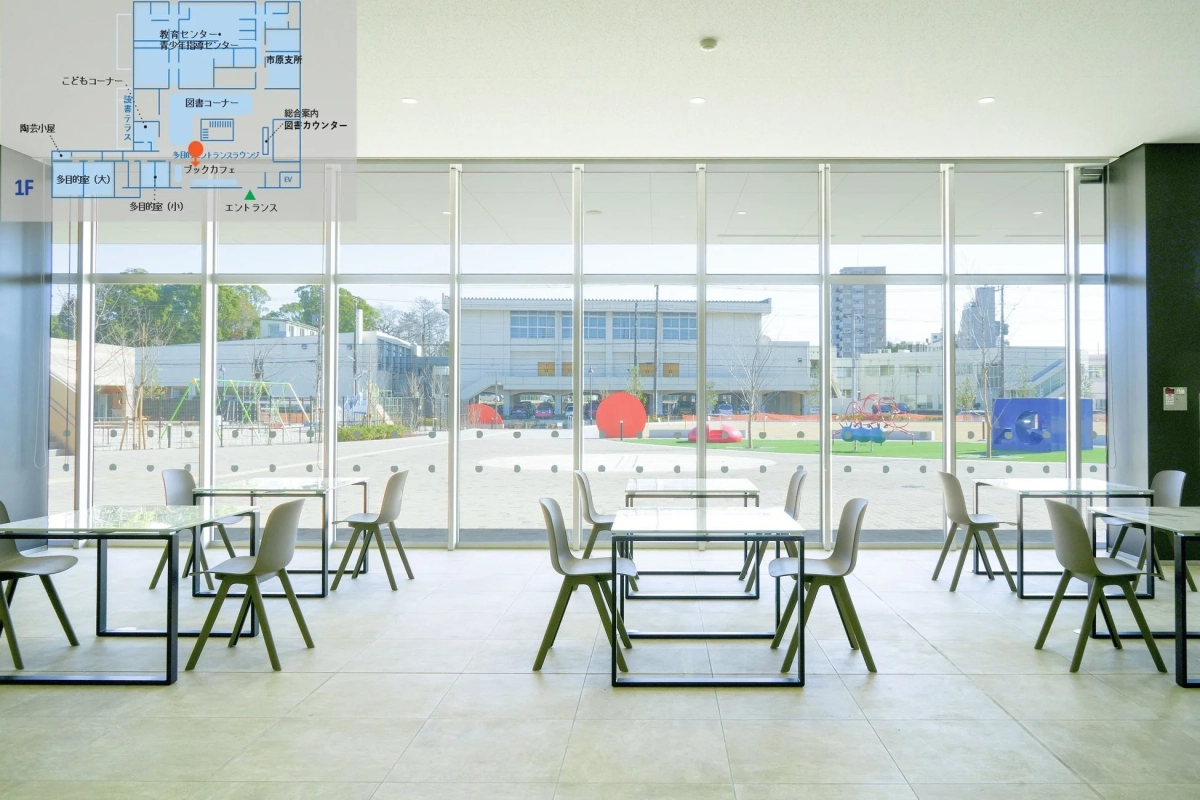 やわたパレット内のブックカフェと遊具