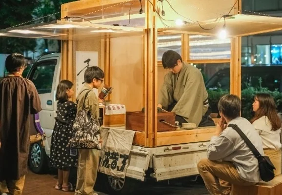 移動販売車で茶を点てる様子