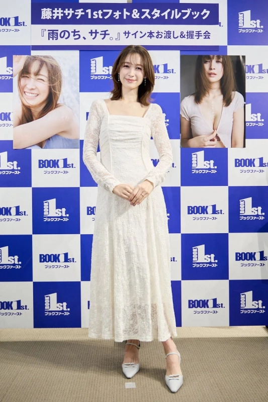 白いドレス姿で笑顔を見せる藤井サチさん