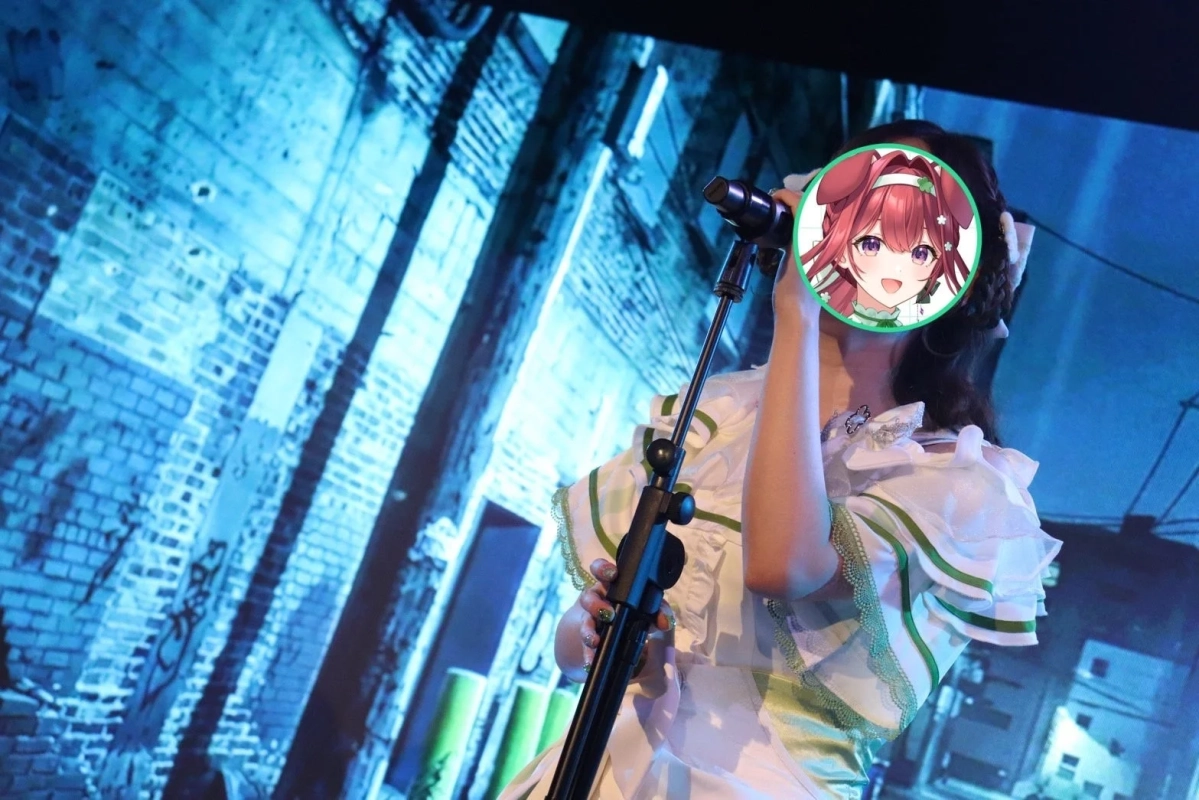 ステージでパフォーマンスするパフォーマー