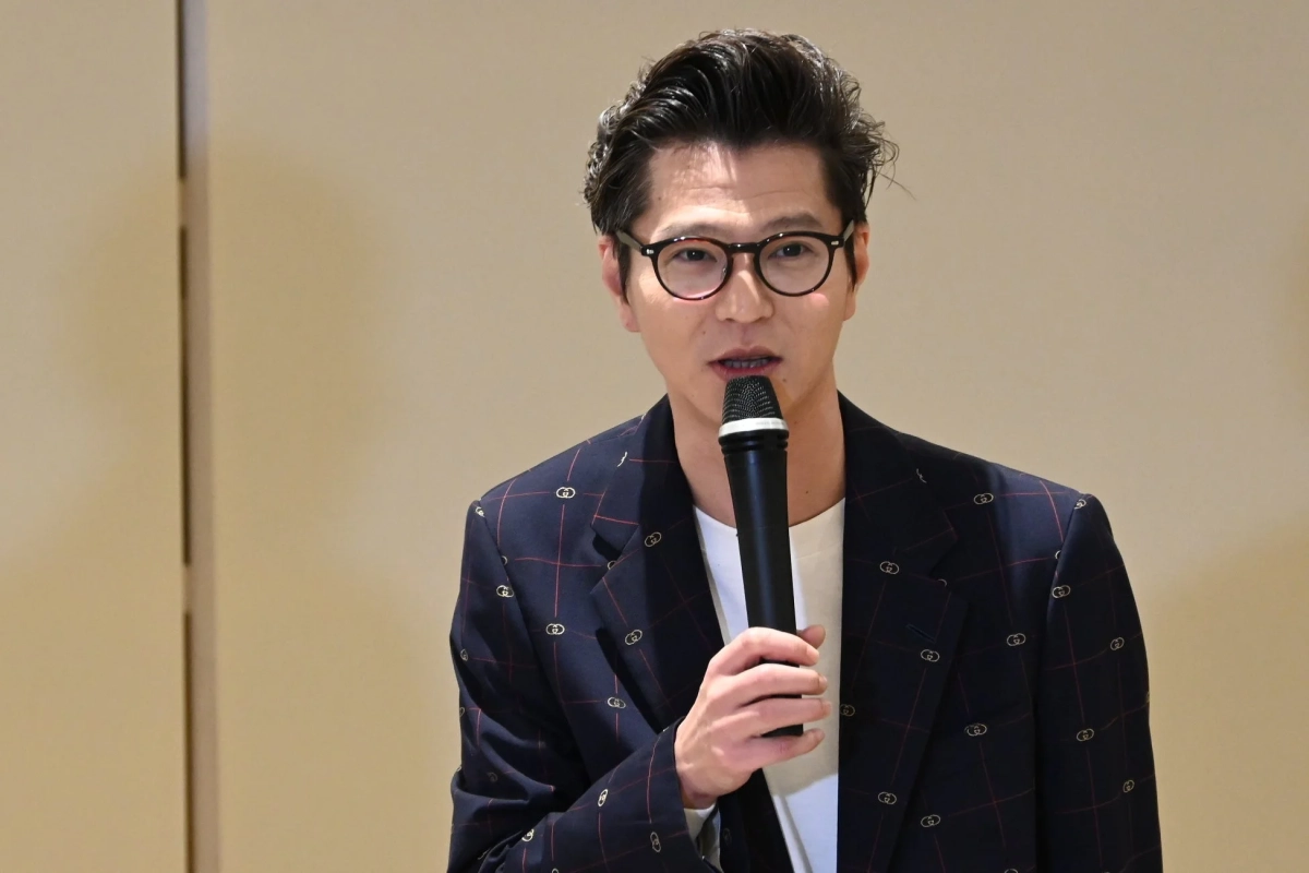 マイクを手にスピーチをする芝大輔さん