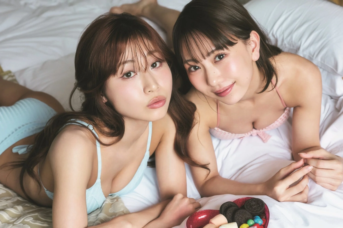 ベッドでくつろぐ2人