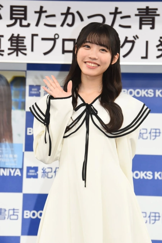 金澤亜美さんが手を振る笑顔