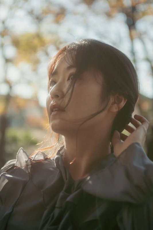 屋外で横顔を見せる惣田紗莉渚さん