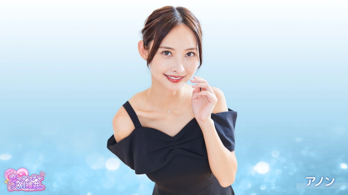 水色の背景をバックに、黒いオフショルダードレスを着た笑顔の女性のポートレートです。