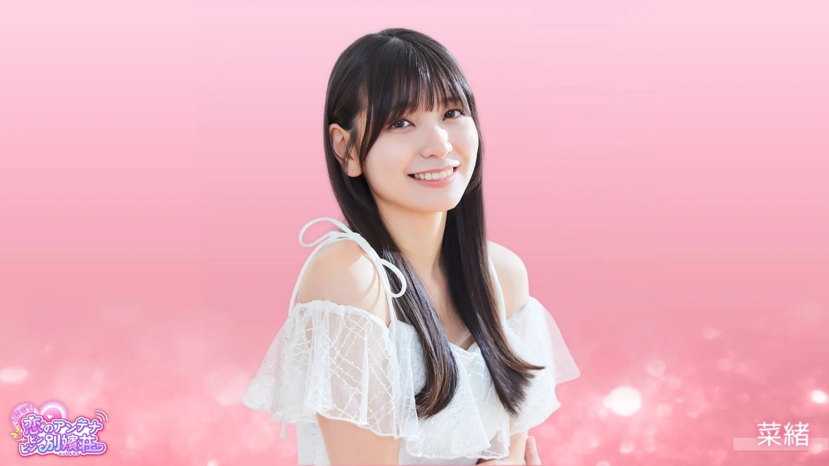 ピンクの背景をバックに、白いオフショルダーのドレスを着た若い女性が明るい笑顔を見せています。