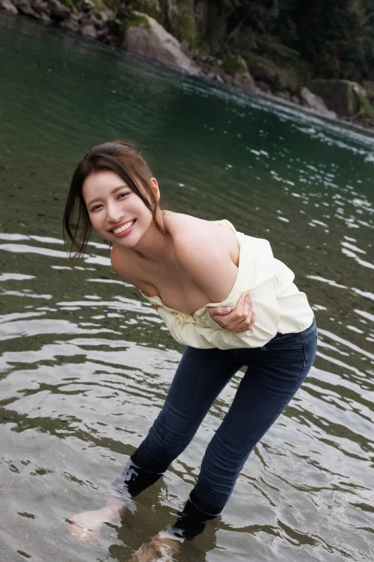 水辺に立つ藤渡小百合さん