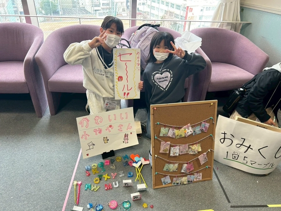 手作り品を販売する子どもたち