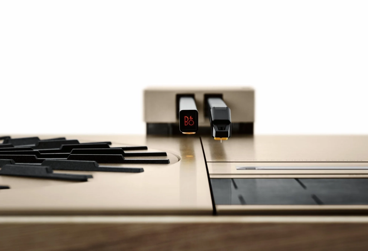 モダンなデザインの高級レコードプレーヤー