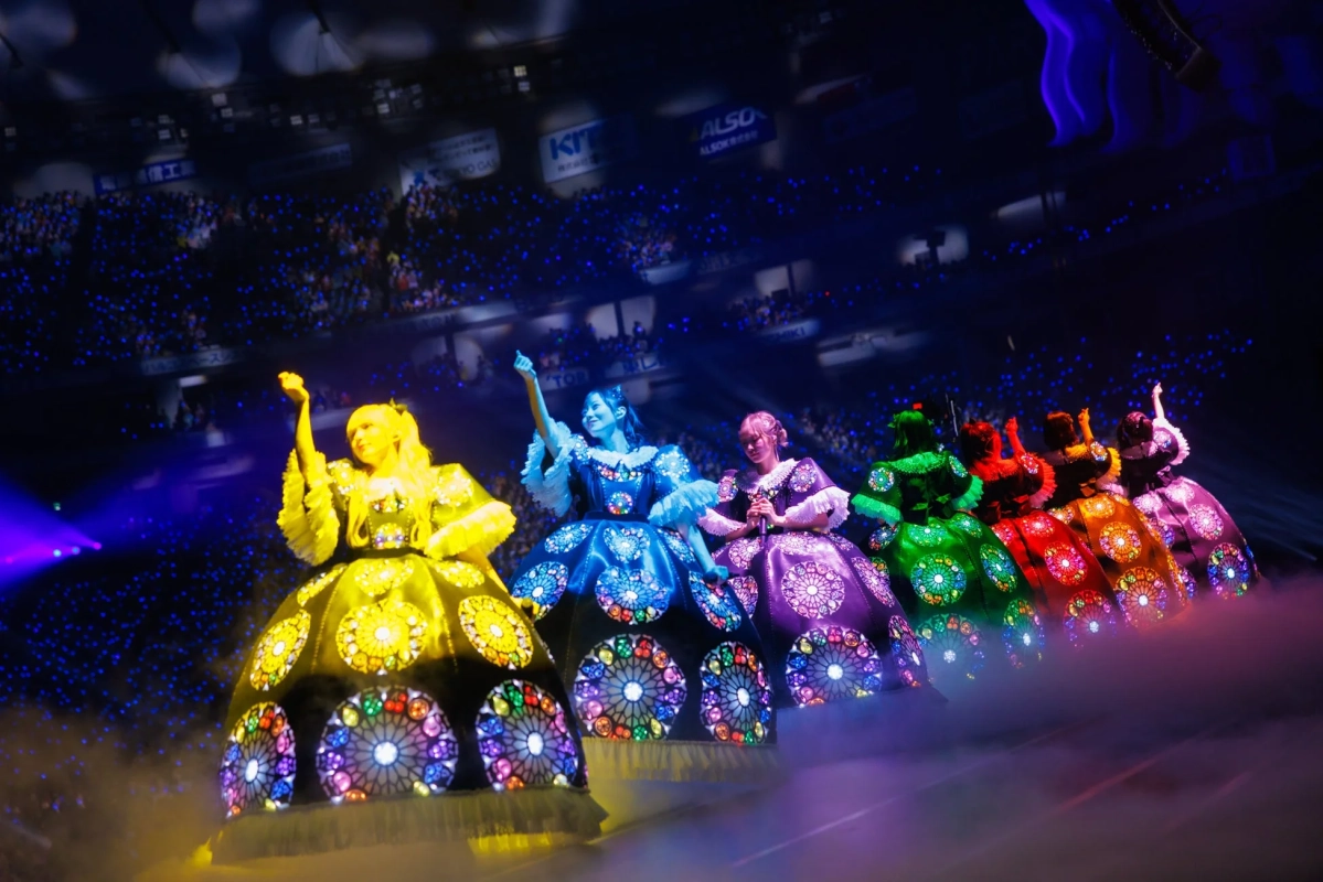 ステンドグラスのような衣装