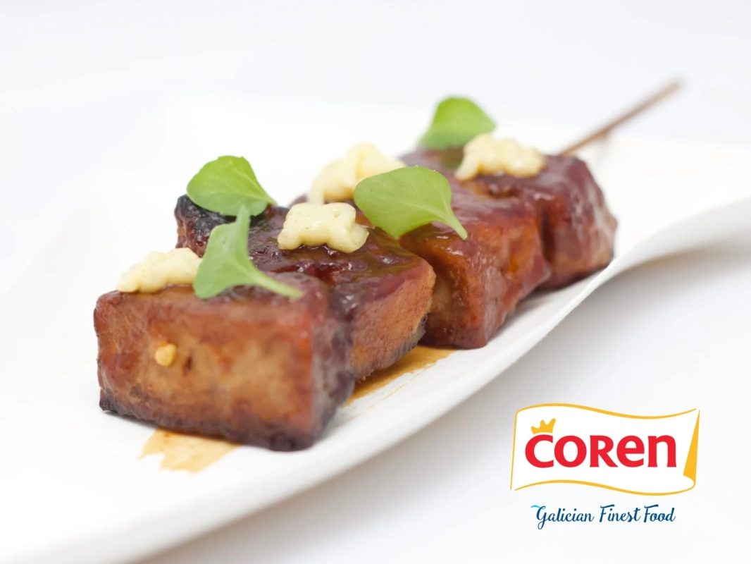 白い皿に盛り付けられた肉の串焼き