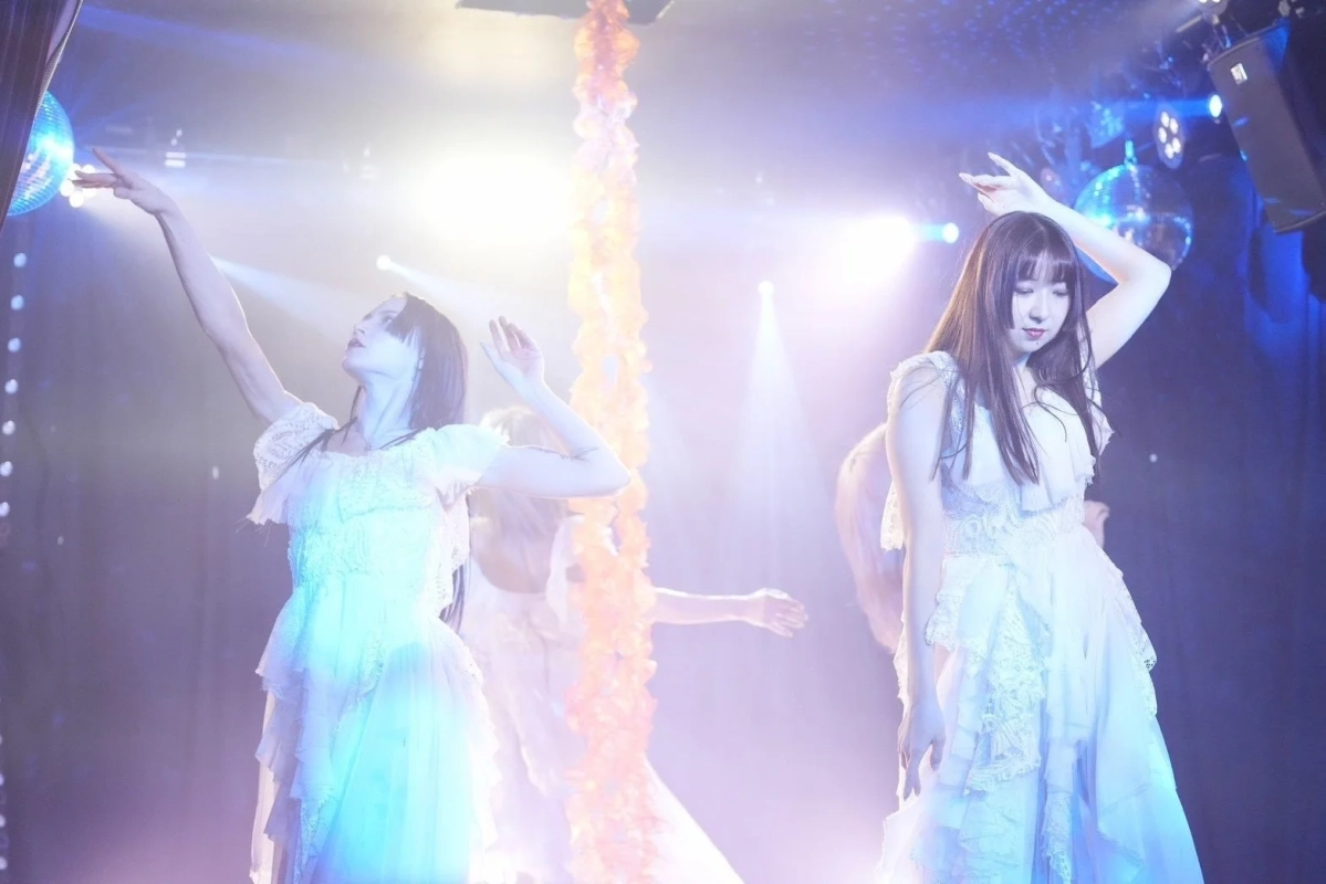 白いドレスのパフォーマンス