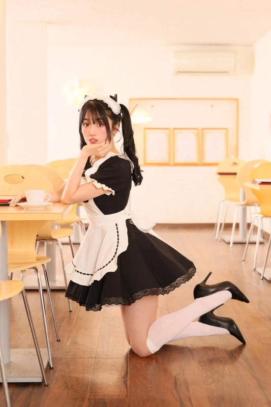 メイド服姿の小寺真理さん