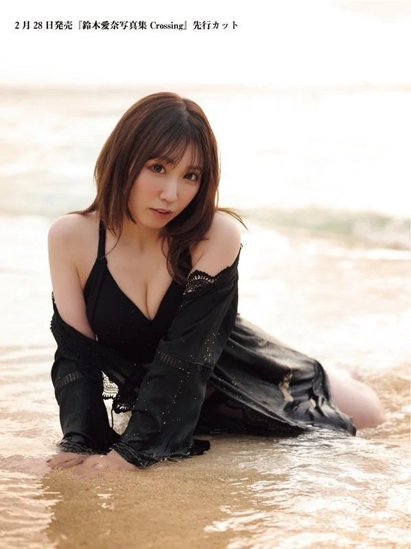 ビーチで水着姿の鈴木愛奈さん