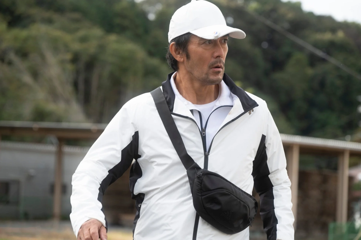 男性が屋外で歩く様子