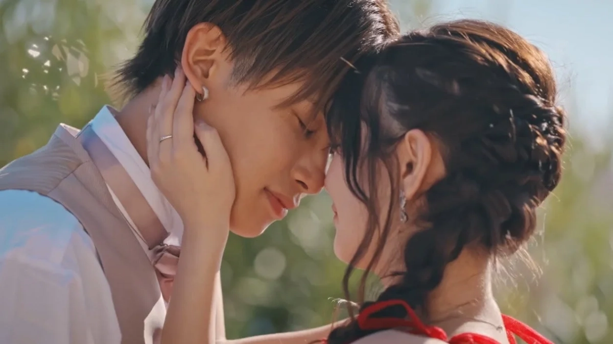 若いカップルが屋外で顔を寄せ合い、愛情深く抱擁している