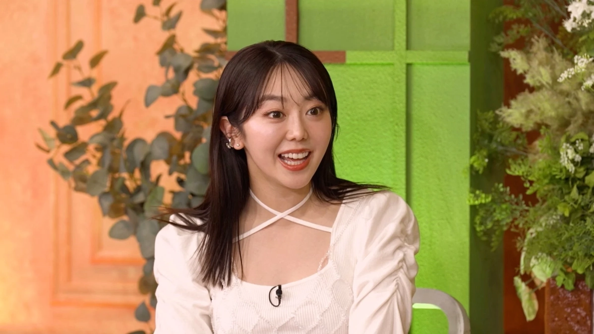 笑顔の若い女性が楽しそうに話している様子