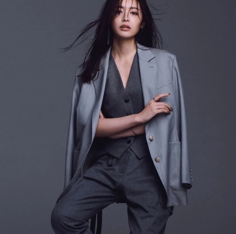 グレーのスーツを着た古畑星夏さんのポートレート