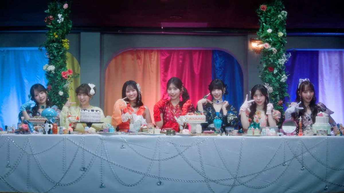 真夜中の館で行われる秘密のパレードを表現したような画像