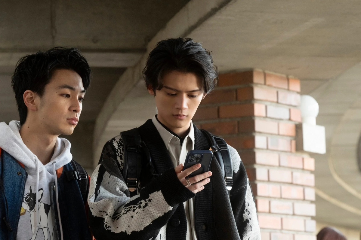 若い男性がスマートフォンを見る