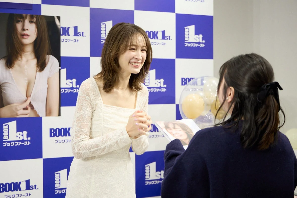 サイン本お渡し会でファンと交流する藤井サチさん