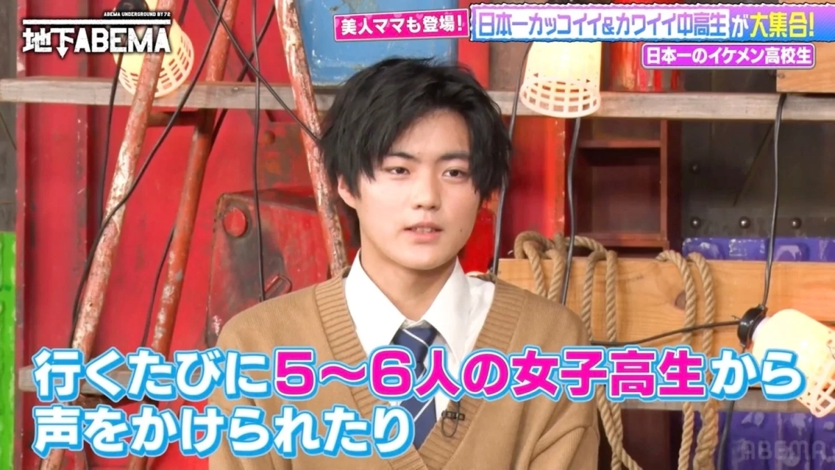 イケメン高校生が制服姿で話す様子