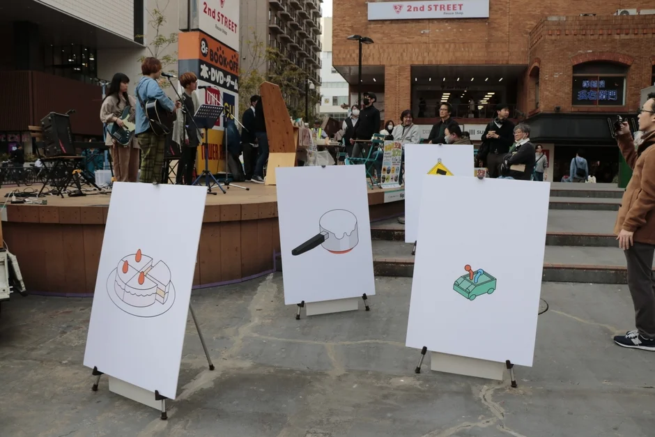 屋外イベントでアート作品が展示されている様子