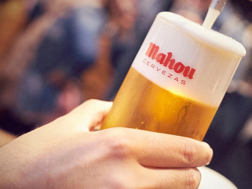 グラスにビールを注ぐ様子