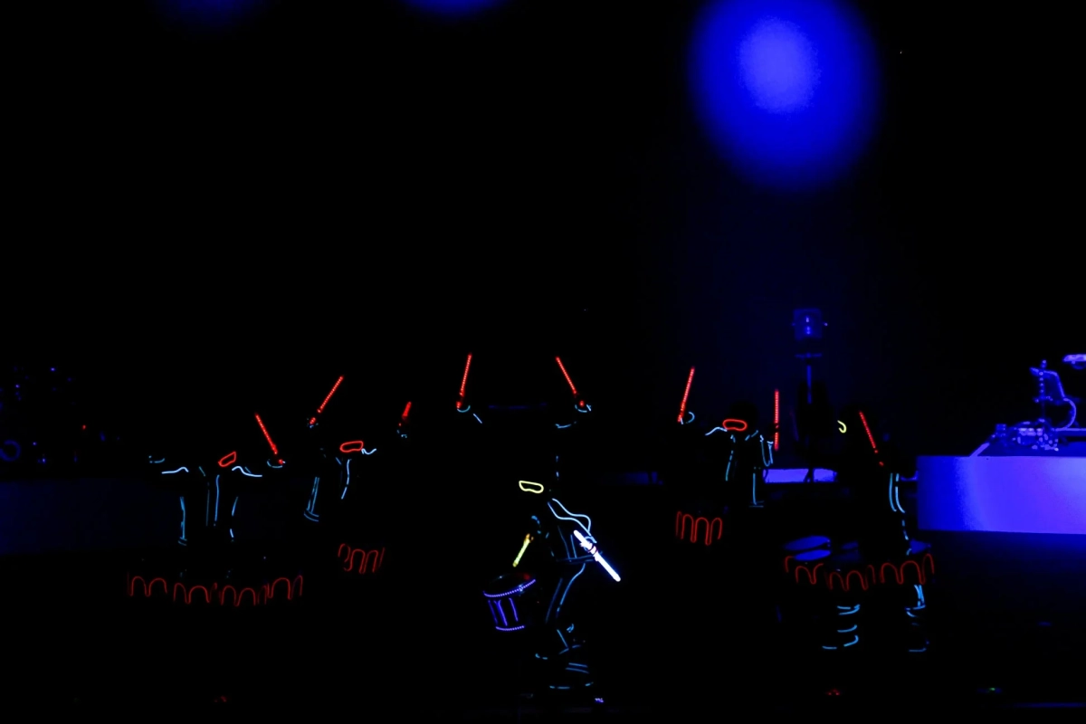 光る衣装でのドラムパフォーマンス