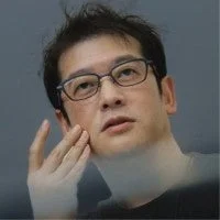 黒縁メガネをかけた近藤義仁氏