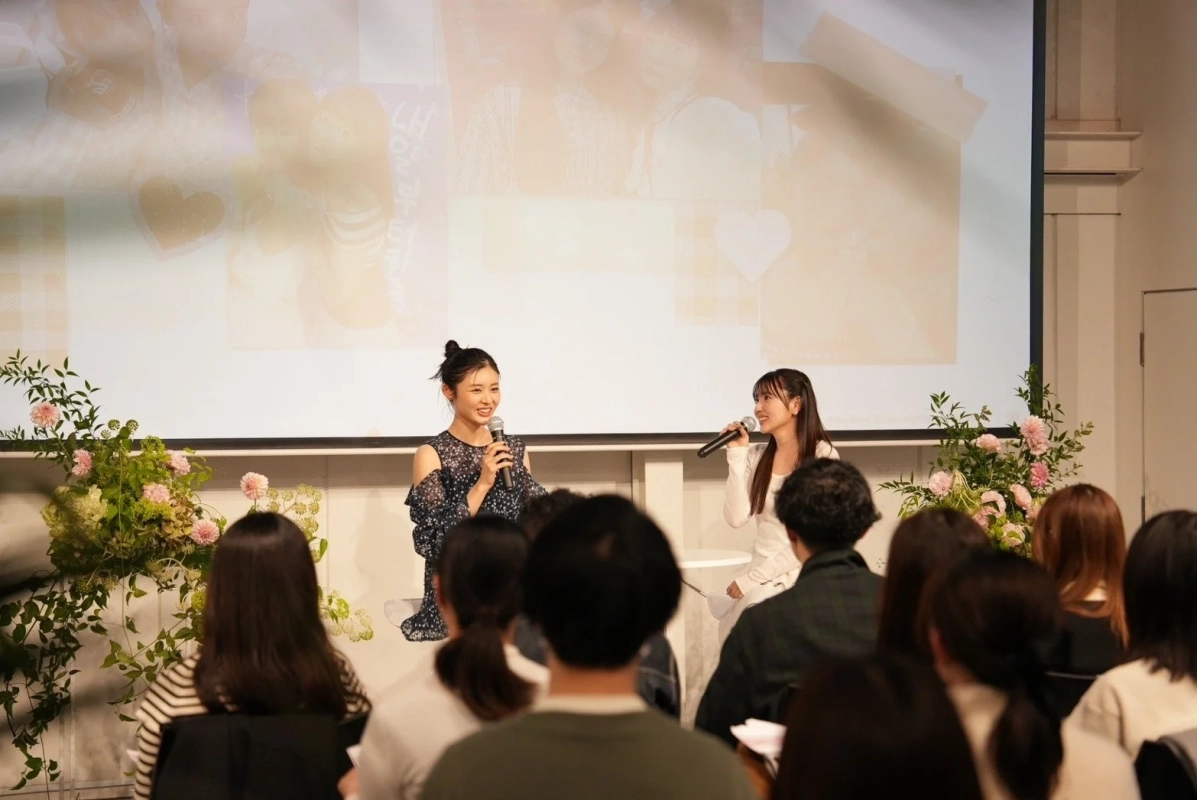 古畑星夏さんと親友がステージで笑顔で話す様子