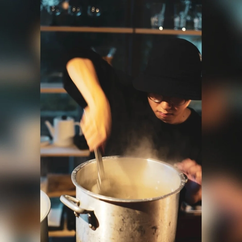 ハットをかぶった男性が料理をしている様子