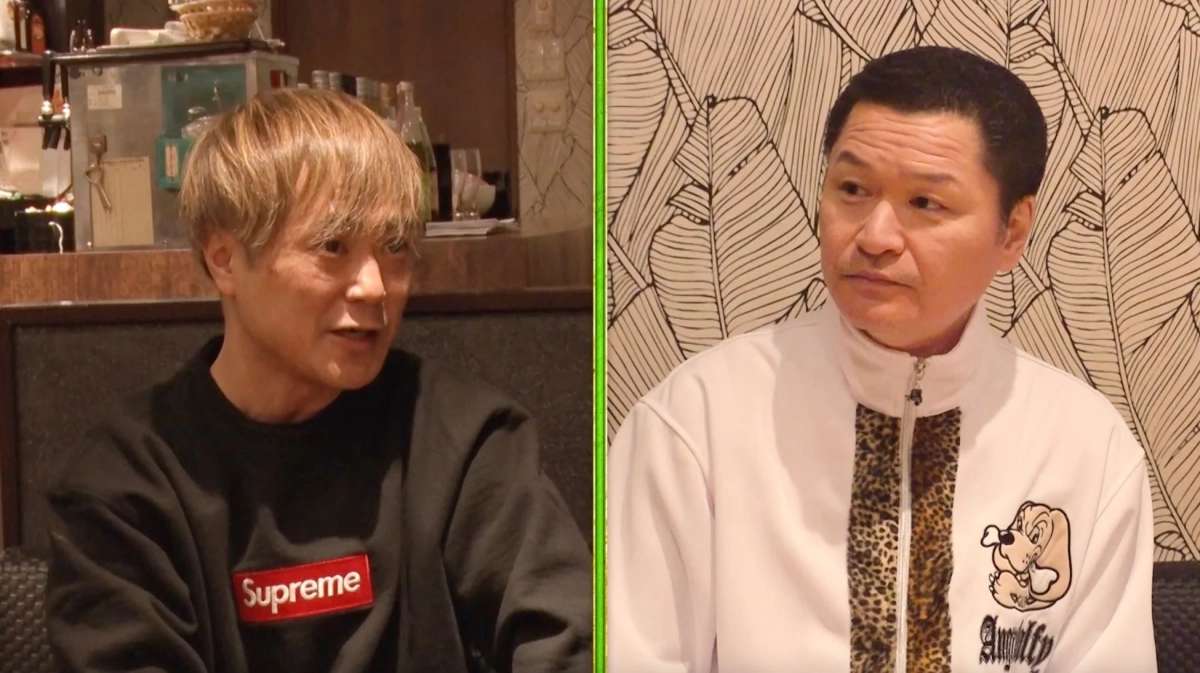 室内で談笑する2人の男性